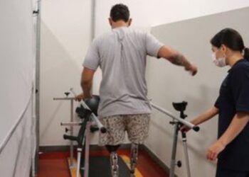 Segurado do INSS que perdeu as duas pernas em acidente avança na reabilitação profissional com próteses, fisioterapia e preparação para retornar ao mercado de trabalho.