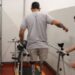 Segurado do INSS que perdeu as duas pernas em acidente avança na reabilitação profissional com próteses, fisioterapia e preparação para retornar ao mercado de trabalho.
