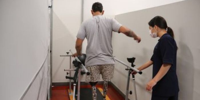 Segurado do INSS que perdeu as duas pernas em acidente avança na reabilitação profissional com próteses, fisioterapia e preparação para retornar ao mercado de trabalho.