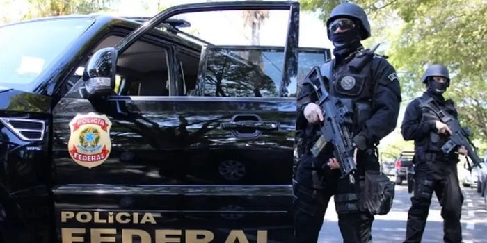 Polícia Federal deflagra Operação Balcãs contra organização criminosa envolvida com tráfico internacional de drogas e lavagem de dinheiro. Justiça determina bloqueio de bens de até R$ 20 milhões.