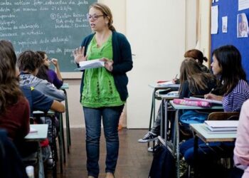 Professores da educação básica terão piso salarial de R$ 5.130,63 em 2026. Nova legislação estabelece critérios permanentes de reajuste.
