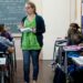 Professores da educação básica terão piso salarial de R$ 5.130,63 em 2026. Nova legislação estabelece critérios permanentes de reajuste.
