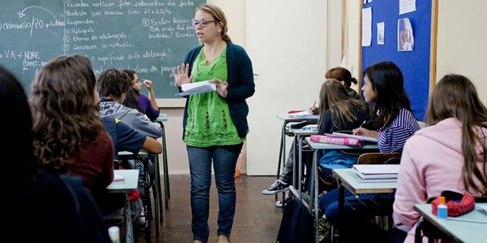 Professores da educação básica terão piso salarial de R$ 5.130,63 em 2026. Nova legislação estabelece critérios permanentes de reajuste.