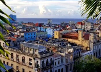 Estados Unidos ampliam sanções contra Cuba e incluem o presidente Miguel Díaz-Canel, empresas de turismo e mineração e órgãos estatais. Governo cubano reage e denuncia agravamento do bloqueio econômico.