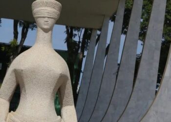 Edson Fachin cria grupo de trabalho no CNJ para revisar os penduricalhos pagos a magistrados. Proposta busca regulamentar verbas indenizatórias e ampliar a transparência no Judiciário.