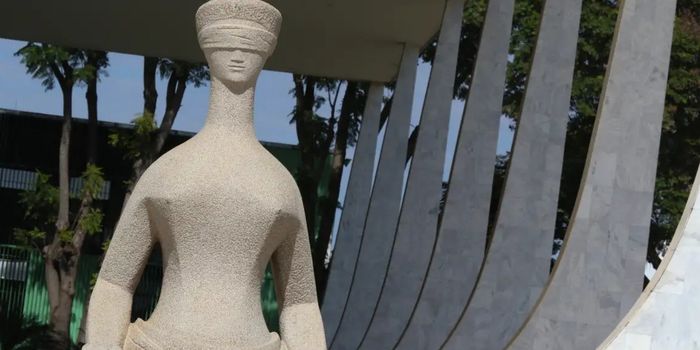 Edson Fachin cria grupo de trabalho no CNJ para revisar os penduricalhos pagos a magistrados. Proposta busca regulamentar verbas indenizatórias e ampliar a transparência no Judiciário.