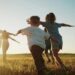 Campanha “Cartão Vermelho ao Trabalho Infantil” mobiliza sociedade durante a Copa do Mundo e alerta para os mais de 1,6 milhão de crianças e adolescentes em situação de trabalho infantil no Brasil.
