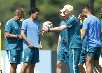 Com Neymar em campo e treino fechado, Ancelotti estuda alterações na Seleção Brasileira para buscar a primeira vitória na Copa.