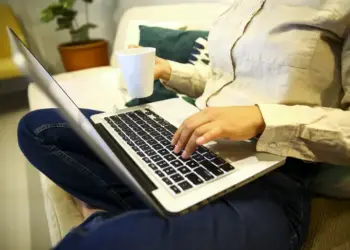 AGU notifica Google para excluir perfis no YouTube que ensinam a criar cassinos ilegais e promovem jogos proibidos. Medida mira apostas sem autorização e possível lavagem de dinheiro.