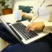 AGU notifica Google para excluir perfis no YouTube que ensinam a criar cassinos ilegais e promovem jogos proibidos. Medida mira apostas sem autorização e possível lavagem de dinheiro.