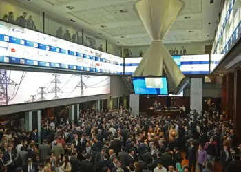 Ibovespa sobe 0,74%, fecha acima dos 174 mil pontos e dólar cai para R$ 5,16 após produção industrial fraca reforçar apostas de corte da Selic em agosto.