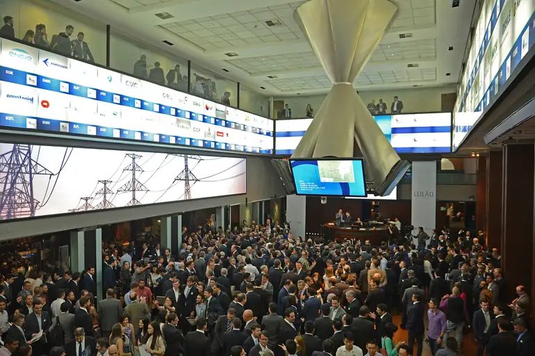 Ibovespa sobe 0,74%, fecha acima dos 174 mil pontos e dólar cai para R$ 5,16 após produção industrial fraca reforçar apostas de corte da Selic em agosto.