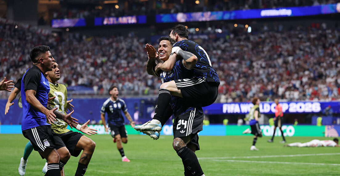Argentina vence a Inglaterra de virada e garante vaga na final da Copa do Mundo 2026 contra a Espanha.
