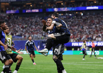Argentina vence a Inglaterra de virada e garante vaga na final da Copa do Mundo 2026 contra a Espanha.