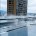 Prédios na China usam sistema de nebulização nos telhados para aliviar ondas de calor. Entenda como funciona a “chuva artificial” urbana.