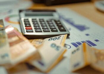 Crédito em atraso dos brasileiros chega ao recorde de R$ 247,6 bilhões em 2026, com alta de 50,7% em um ano e avanço da inadimplência.