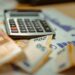 Crédito em atraso dos brasileiros chega ao recorde de R$ 247,6 bilhões em 2026, com alta de 50,7% em um ano e avanço da inadimplência.