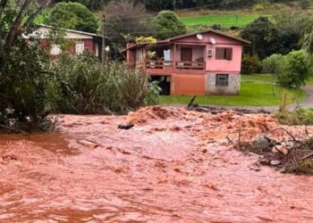 Temporais deixam danos em 43 cidades gaúchas, desalojam moradores e mantêm o Rio Grande do Sul em alerta.