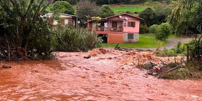 Temporais deixam danos em 43 cidades gaúchas, desalojam moradores e mantêm o Rio Grande do Sul em alerta.