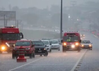 Defesa Civil e Inmet alertam para temporais com chuva intensa, granizo, ventos fortes e risco de alagamentos em Santa Catarina.