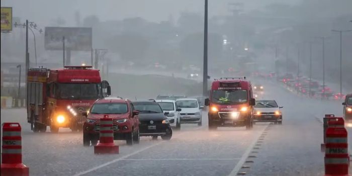 Defesa Civil e Inmet alertam para temporais com chuva intensa, granizo, ventos fortes e risco de alagamentos em Santa Catarina.