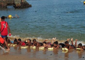 Sobrasa alerta que quatro crianças morrem por dia por afogamento no Brasil e lança campanha nacional de prevenção durante as férias escolares.