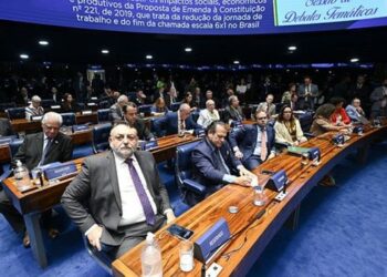 PEC do fim da escala 6x1 poderá ser votada em agosto no Senado. Texto reduz jornada para 40 horas sem redução salarial.
