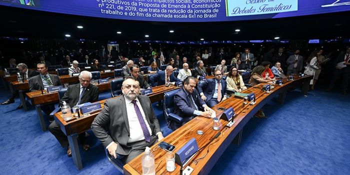 PEC do fim da escala 6x1 poderá ser votada em agosto no Senado. Texto reduz jornada para 40 horas sem redução salarial.