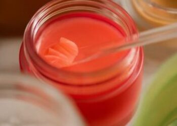 Anvisa revisa regras para cosméticos e produtos de higiene pessoal, atualizando listas de substâncias proibidas e restritas. Consulta pública sobre nova etapa da revisão vai até setembro.