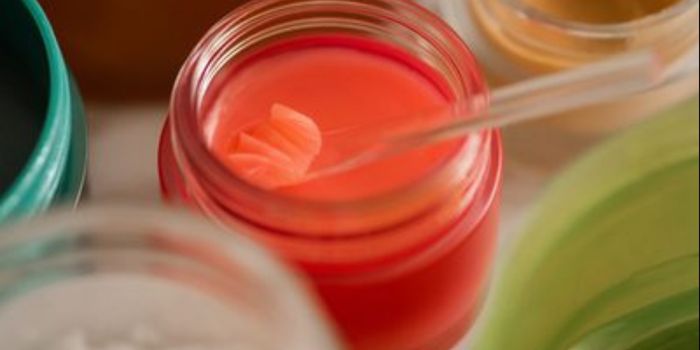 Anvisa revisa regras para cosméticos e produtos de higiene pessoal, atualizando listas de substâncias proibidas e restritas. Consulta pública sobre nova etapa da revisão vai até setembro.
