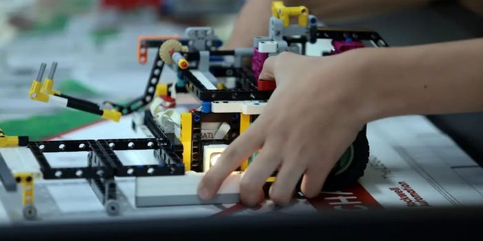 Sesi completa 80 anos com atuação em educação, saúde e cultura, mais de 390 mil matrículas e presença em centenas de cidades brasileiras.