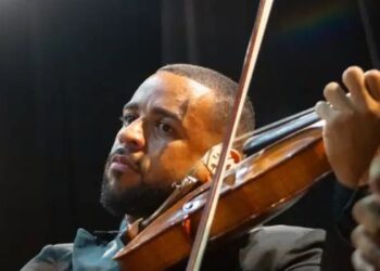 Orquestra Criança Cidadã completa 20 anos e mostra como a música transformou a vida de jovens que hoje atuam no Brasil e no exterior.