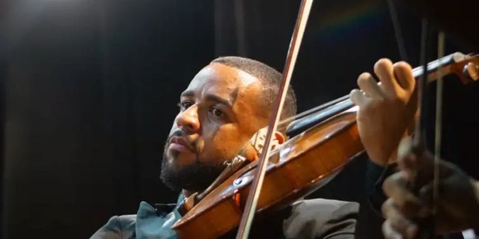 Orquestra Criança Cidadã completa 20 anos e mostra como a música transformou a vida de jovens que hoje atuam no Brasil e no exterior.