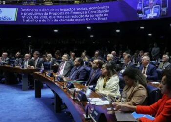Audiência no Senado debate PEC que extingue a escala 6x1 e reduz a jornada semanal de trabalho para 40 horas, dividindo empresários e trabalhadores.