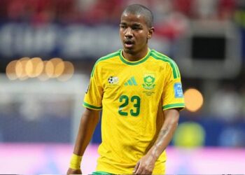 Jayden Adams morre aos 25 anos. Meio-campista da África do Sul disputou a Copa do Mundo de 2026 e teve a morte confirmada pela imprensa local.