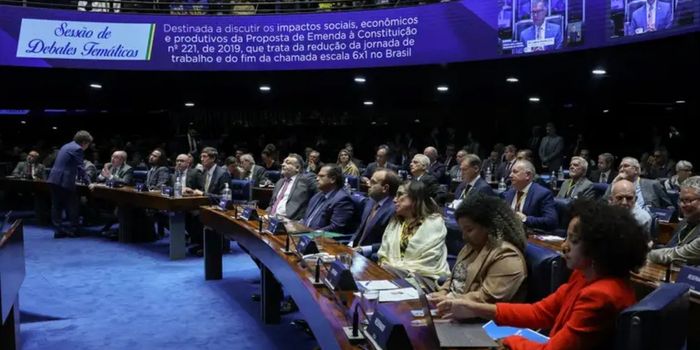 Audiência no Senado debate PEC que extingue a escala 6x1 e reduz a jornada semanal de trabalho para 40 horas, dividindo empresários e trabalhadores.