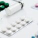 Anvisa explica diferenças entre medicamentos autorizados, falsificados, experimentais e importados irregularmente para orientar consumidores.