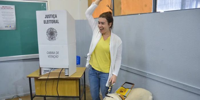 TSE registra recorde de eleitores com deficiência nas eleições de 2026 e amplia em 43% as seções eleitorais acessíveis em todo o país.
