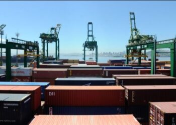 MDIC elevou para US$ 90 bilhões a projeção do superávit da balança comercial brasileira em 2026, impulsionado por exportações recordes e alta nas vendas de petróleo e soja.
