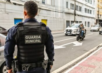 Guarda de Vitória prende foragidos, recupera motocicletas furtadas e detém motociclista após perseguição durante patrulhamento.