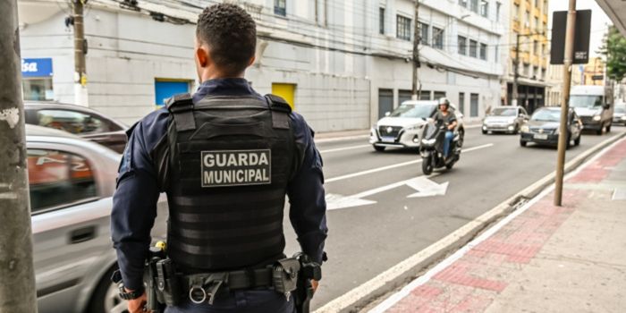 Guarda de Vitória prende foragidos, recupera motocicletas furtadas e detém motociclista após perseguição durante patrulhamento.