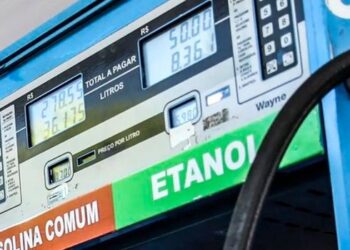 Brasil inicia uso da gasolina E32, com 32% de etanol anidro, após testes que comprovaram segurança e desempenho dos veículos.