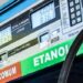 Brasil inicia uso da gasolina E32, com 32% de etanol anidro, após testes que comprovaram segurança e desempenho dos veículos.
