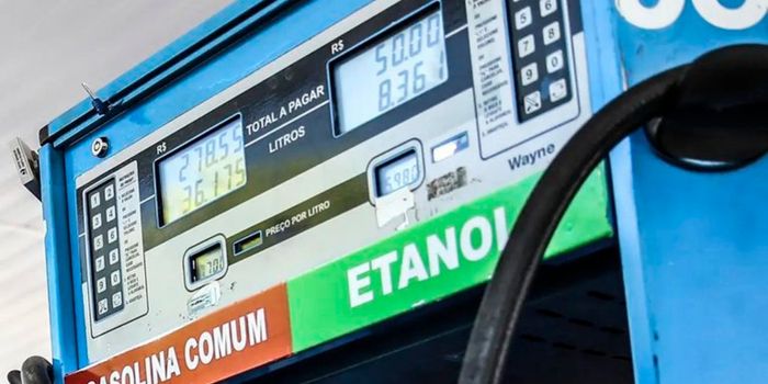 Brasil inicia uso da gasolina E32, com 32% de etanol anidro, após testes que comprovaram segurança e desempenho dos veículos.