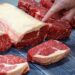 Exportações brasileiras de carne bovina continuam com tarifa de 12%; sobretaxa só valerá após limite anual de exportação.