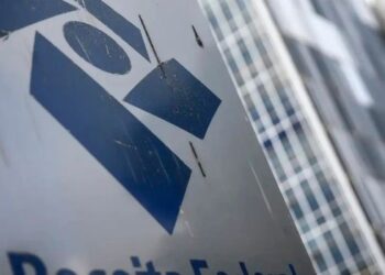 Receita Federal altera calendário da reforma tributária e amplia prazo para inclusão da CBS e do IBS nas notas fiscais eletrônicas.