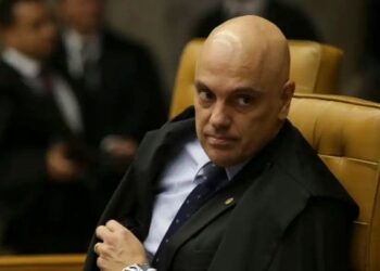 Moraes abriu prazo de 48 horas para tribunais explicarem pagamentos a juízes acima do teto do STF. Valores teriam superado R$ 200 mil em alguns casos.