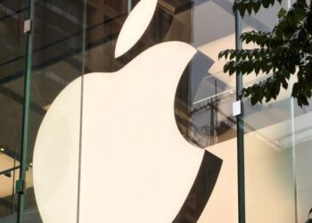 Apple processa OpenAI por suposto uso indevido de segredos comerciais e acusa ex-funcionários de acessar informações confidenciais da empresa.
