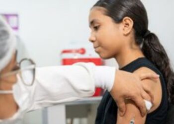 Vacinação contra HPV para adolescentes e jovens de 15 a 19 anos foi prorrogada até 31 de dezembro. Medida amplia proteção contra infecções e cânceres associados ao vírus.