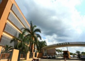 Anvisa determina apreensão de lotes falsificados do Mounjaro e proíbe venda de produtos sem registro em todo o país.